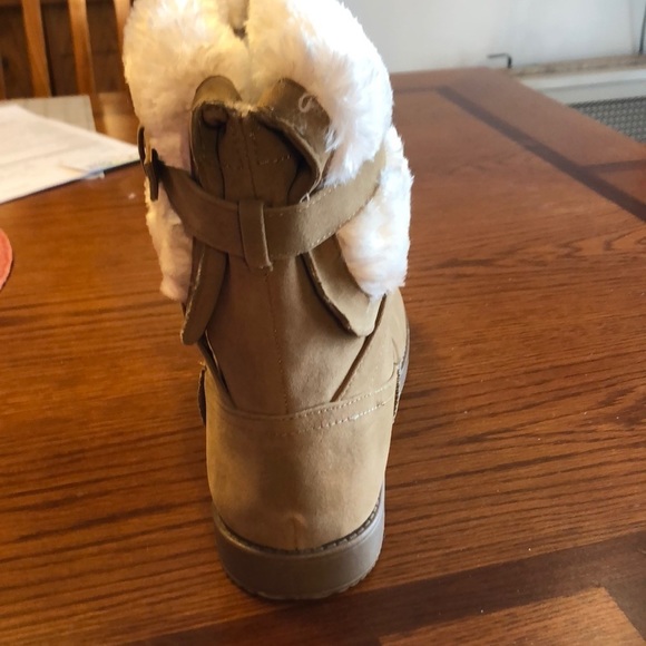 GUESS medium brown with white fake fur on the top NWT SIZE 9 - Picture 4 of 5